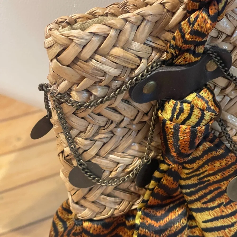 Awesome fabric and straw bag, special details, chains and leather! - Picture 4 of 7